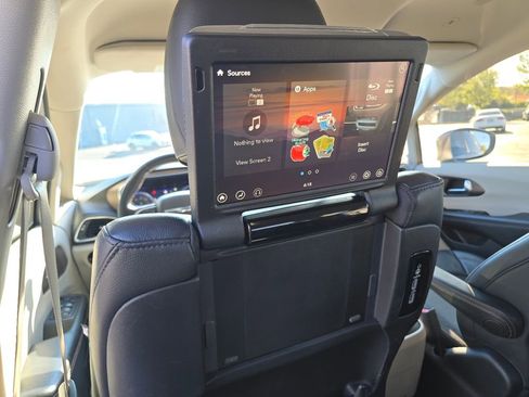 Used 2019 Chrysler Pacifica Touring-L Plus w/ Advanced Safetytec Group FWD image 9