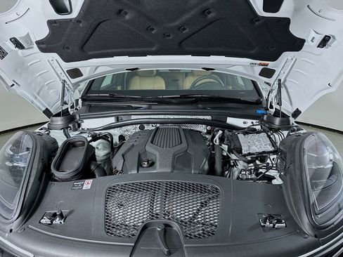 Used 2025 Porsche Macan image 33