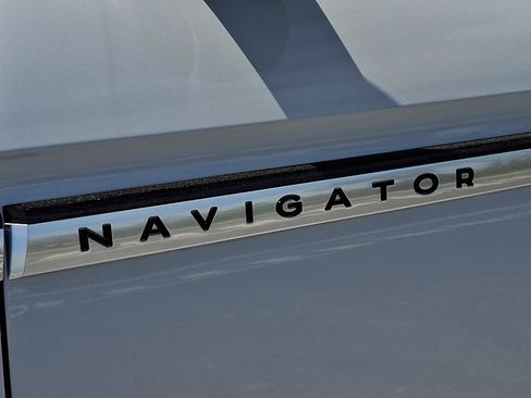 New 2026 Lincoln Navigator Reserve AWD/4WD image 18