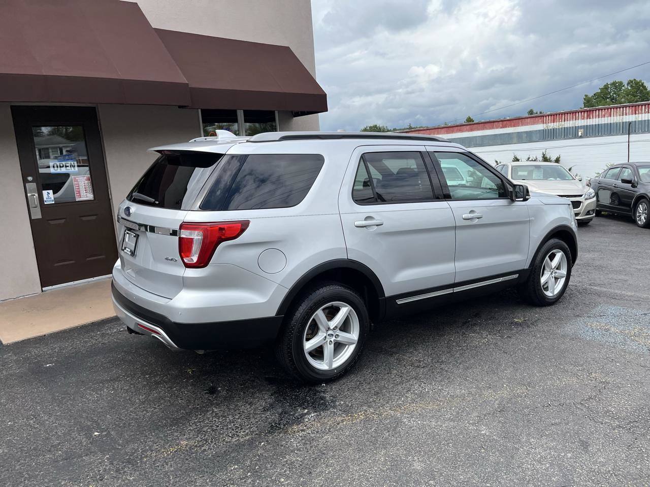 Used 2017 Ford Explorer XLT w/ Equipment Group 201A AWD/4WD image 3