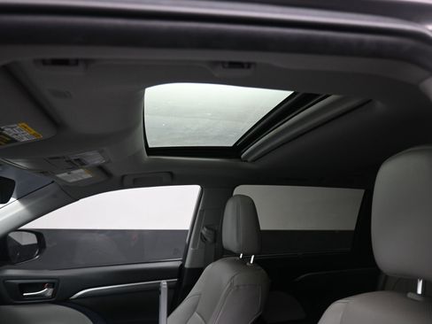 Used 2019 Toyota Highlander Limited image 14
