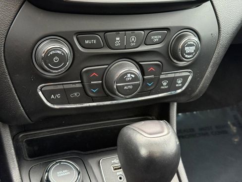 Used 2020 Jeep Cherokee Limited image 20