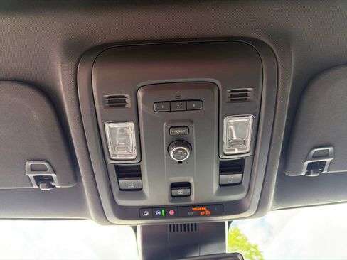 Used 2023 GMC Yukon XL SLT AWD/4WD image 32