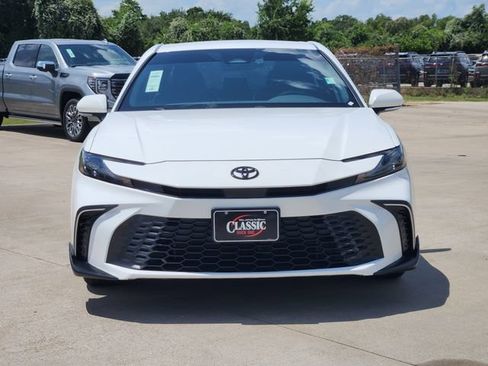 Used 2025 Toyota Camry SE w/ Convenience Package FWD image 2