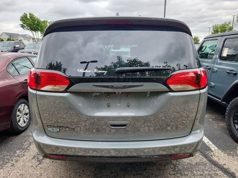 Used 2020 Chrysler Pacifica Touring-L w/ Premium Audio Group FWD image 4