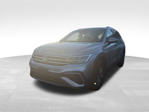Certified 2023 Volkswagen Tiguan SE w/ Panoramic Sunroof Package image 4