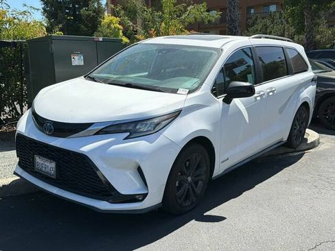 Used 2021 Toyota Sienna XSE FWD image 2
