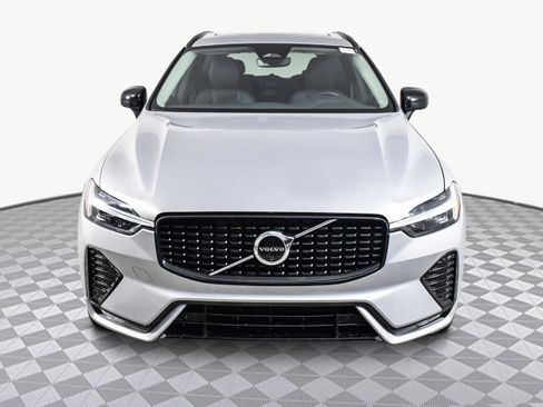 Used 2025 Volvo XC60 B5 Plus image 2
