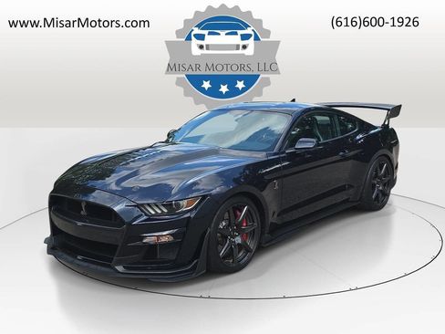 Used 2021 Ford Mustang Shelby GT500 w/ Carbon Fiber Track Pack RWD image 2