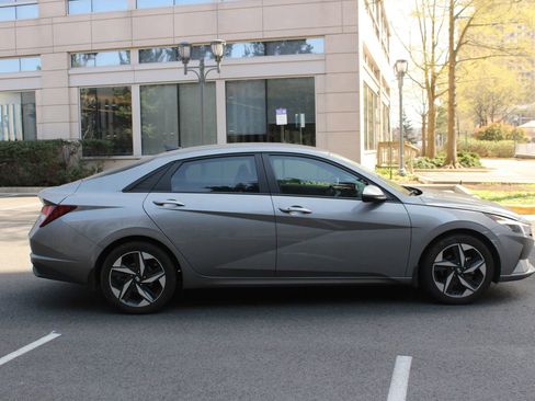 Used 2023 Hyundai Elantra SEL w/ Convenience Package FWD image 6