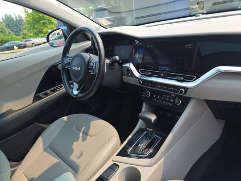 Used 2022 Kia Niro Touring Special Edition FWD image 10