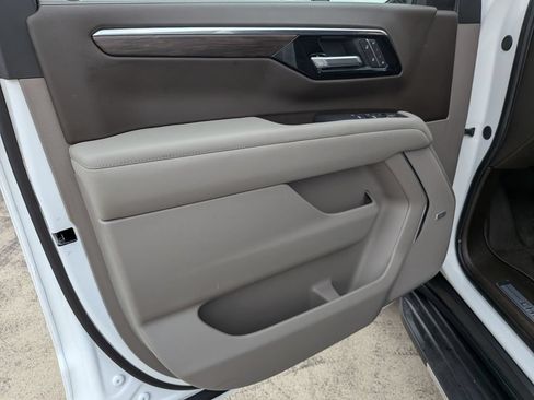 Used 2025 Chevrolet Suburban LT w/ Comfort Package AWD/4WD image 8