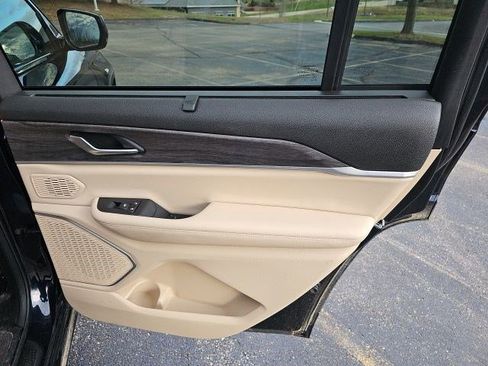 Used 2023 Jeep Grand Cherokee L Limited w/ Luxury Tech Group II image 17