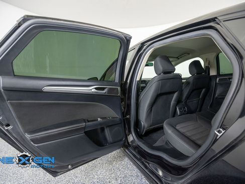 Used 2020 Ford Fusion SE FWD image 27