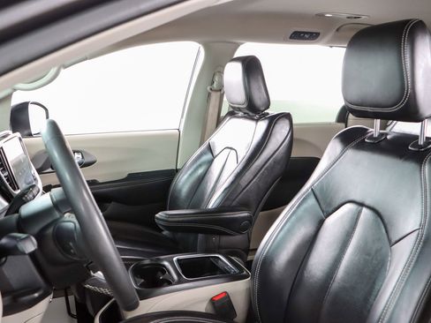 Used 2023 Chrysler Pacifica Touring-L image 23