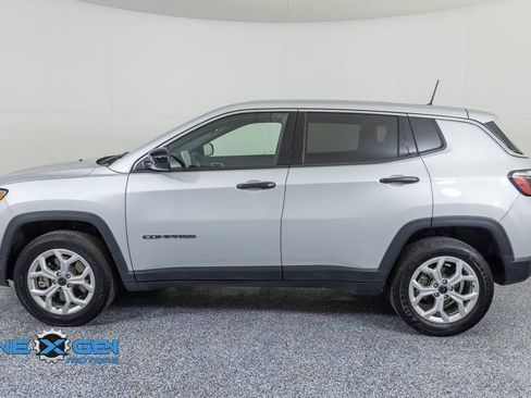 Used 2025 Jeep Compass Sport image 4
