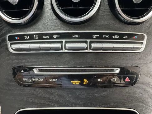 Used 2019 Mercedes-Benz GLC 300 4MATIC w/ Multimedia Package image 36