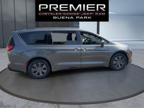 Used 2020 Chrysler Pacifica Touring-L w/ S Appearance Package FWD image 9