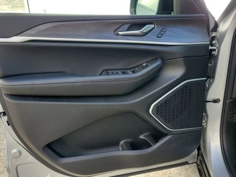 New 2026 Jeep Grand Cherokee Limited w/ Luxury Tech Group II AWD/4WD image 19