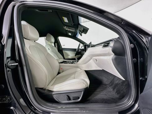 Used 2025 Genesis G70 2.5T RWD image 33