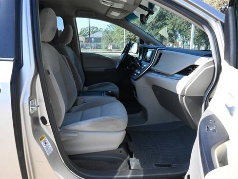 Used 2015 Toyota Sienna LE image 26
