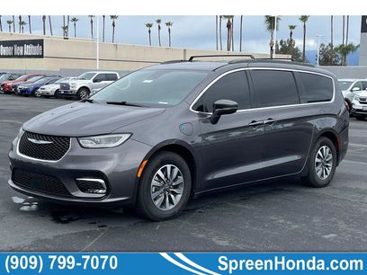 Used 2021 Chrysler Pacifica Touring w/ Uconnect Theater Family Group