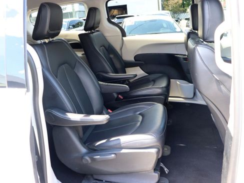 Used 2024 Chrysler Pacifica Limited FWD image 15