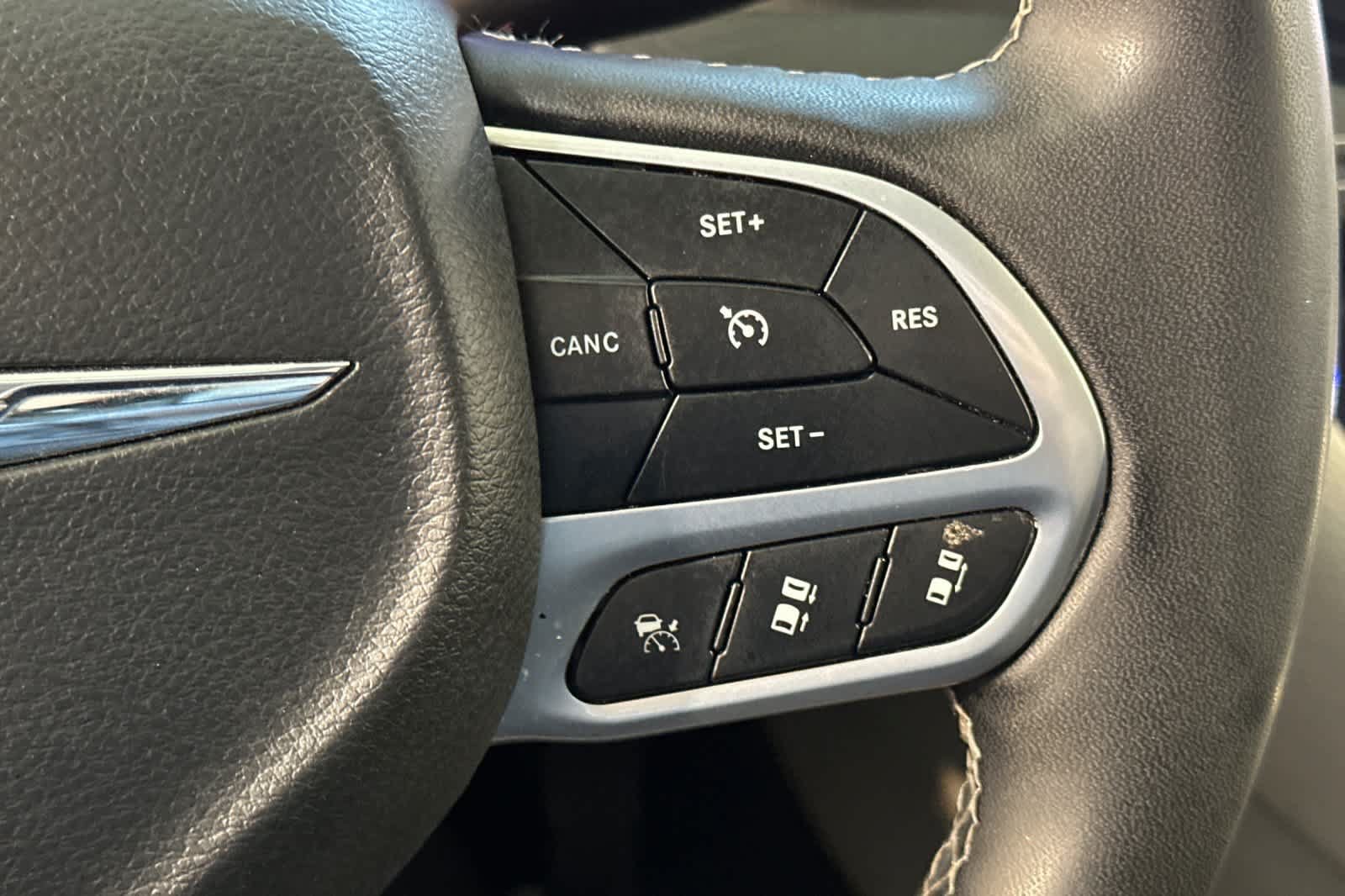 Used 2024 Chrysler Pacifica Limited FWD image 42