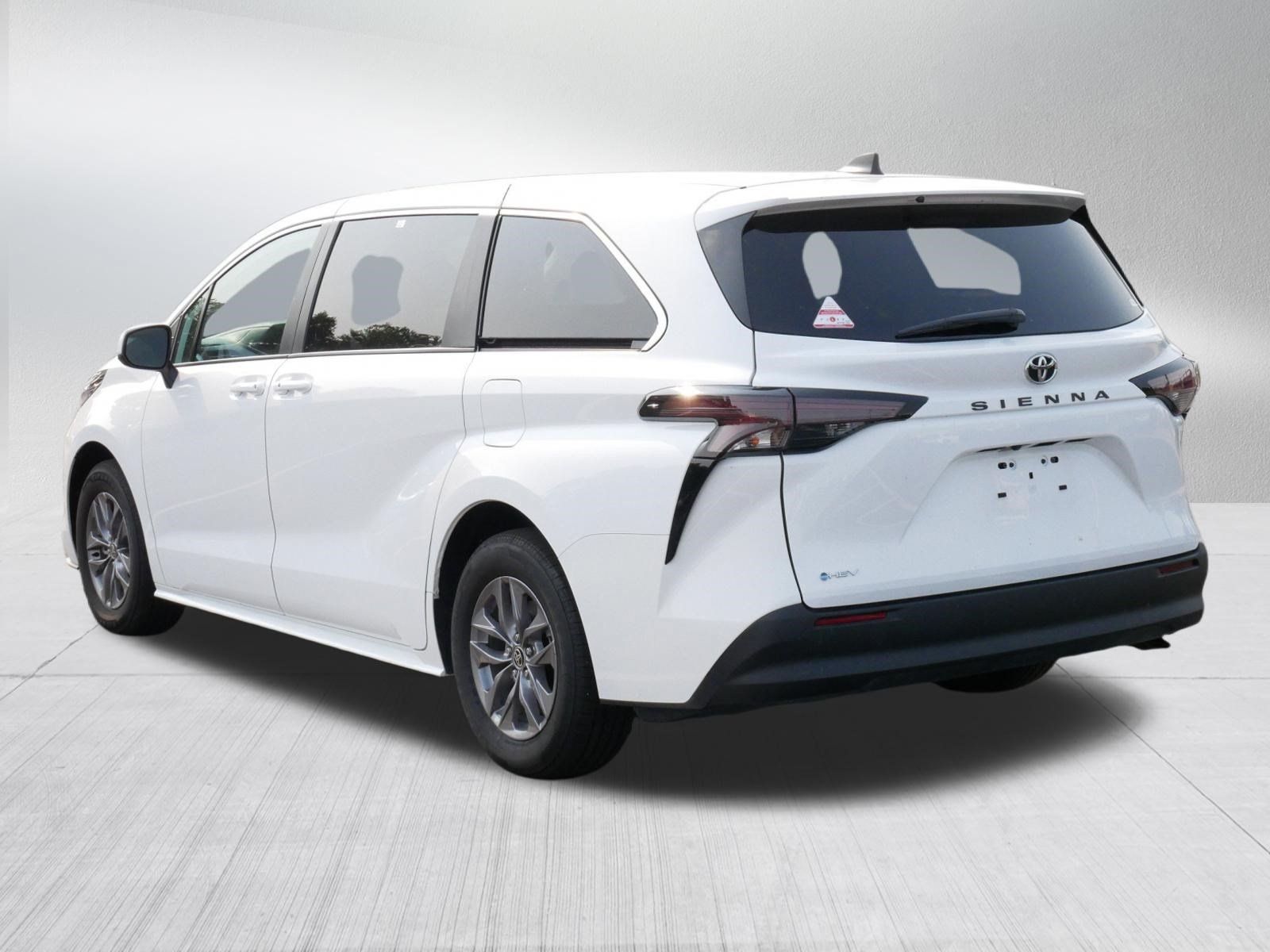 Certified 2026 Toyota Sienna LE FWD image 5