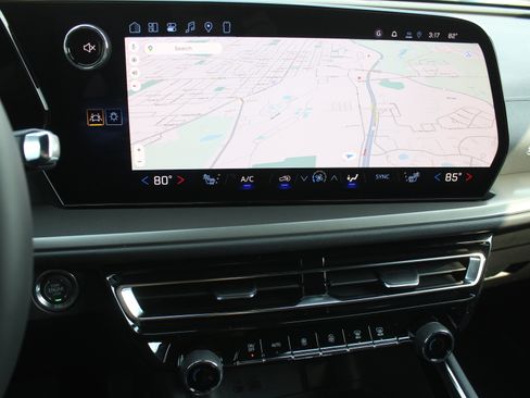 New 2026 Chevrolet Traverse LT image 13