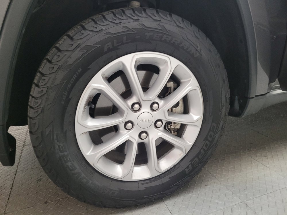 Used 2021 Jeep Grand Cherokee Laredo AWD/4WD image 31