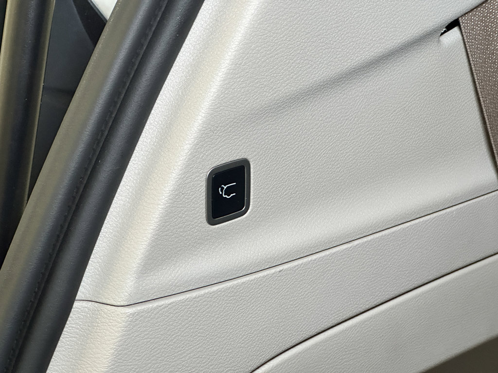 Used 2023 Chrysler Pacifica Touring-L FWD image 17