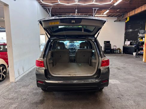 Used 2011 Toyota Highlander SE FWD image 24