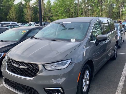 Used 2023 Chrysler Pacifica Touring-L image 46