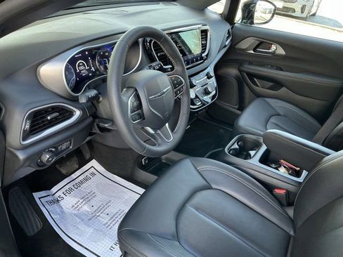 Used 2025 Chrysler Pacifica Select image 14