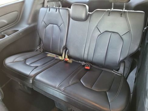 Used 2024 Chrysler Pacifica Limited FWD image 18