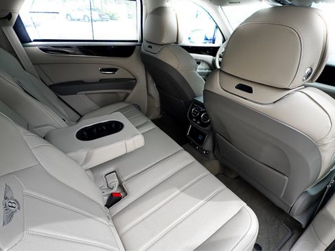 Used 2023 Bentley Bentayga Plug-In Hybrid AWD/4WD image 20
