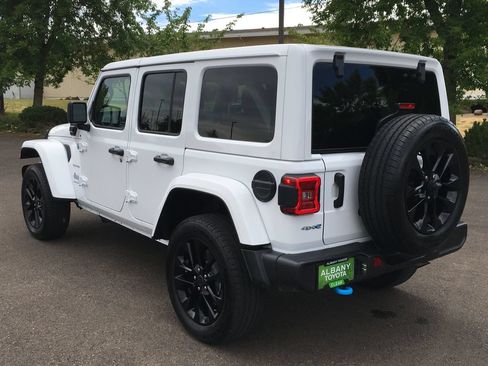 Used 2024 Jeep Wrangler Unlimited Sahara AWD/4WD image 5