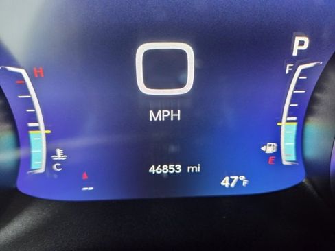 Used 2025 Chrysler Pacifica Select image 15