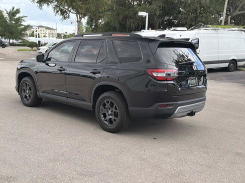 Used 2025 Honda Pilot TrailSport image 5