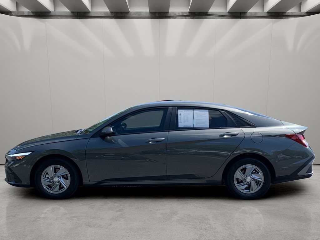 Certified 2026 Hyundai Elantra SE FWD image 2