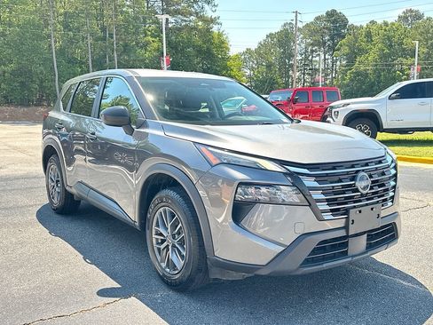 Used 2024 Nissan Rogue S FWD image 2