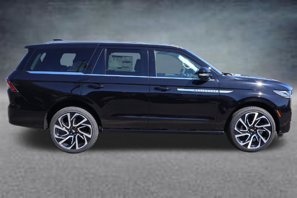 New 2027 Lincoln Navigator Reserve AWD/4WD image 2