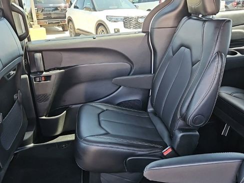 Used 2025 Chrysler Pacifica Select FWD image 26
