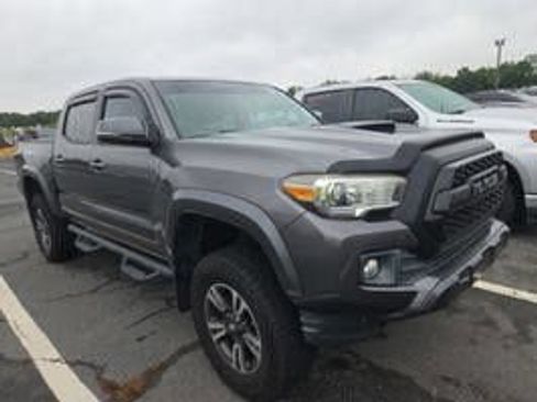 Used 2017 Toyota Tacoma TRD Sport w/ Tow Package (A/T) AWD/4WD image 8