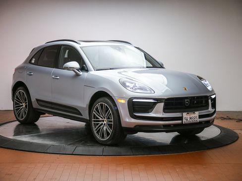 Certified 2026 Porsche Macan AWD/4WD image 9