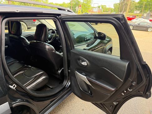 Used 2017 Jeep Cherokee Trailhawk AWD/4WD image 15