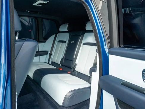 Used 2021 Rolls-Royce Cullinan Black Badge image 11