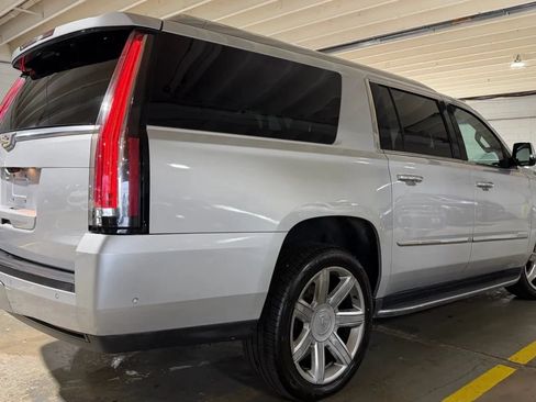 Used 2017 Cadillac Escalade ESV Luxury AWD/4WD image 4