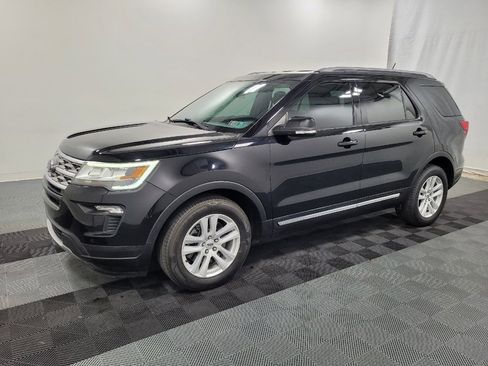 Used 2018 Ford Explorer XLT w/ Equipment Group 202A FWD image 2